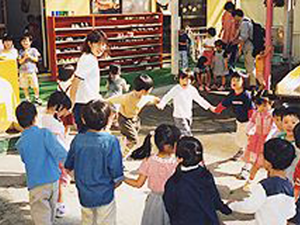 園庭で遊ぶ 園庭で遊ぶ